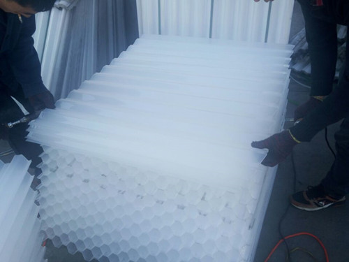 工人現場焊接蜂窩斜管準備物料